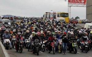 Trás de cotudos con paperas’, motociclistas imprudentes haciendo paro porque los multan – foto tomada de www.elnuevosiglo.com.co