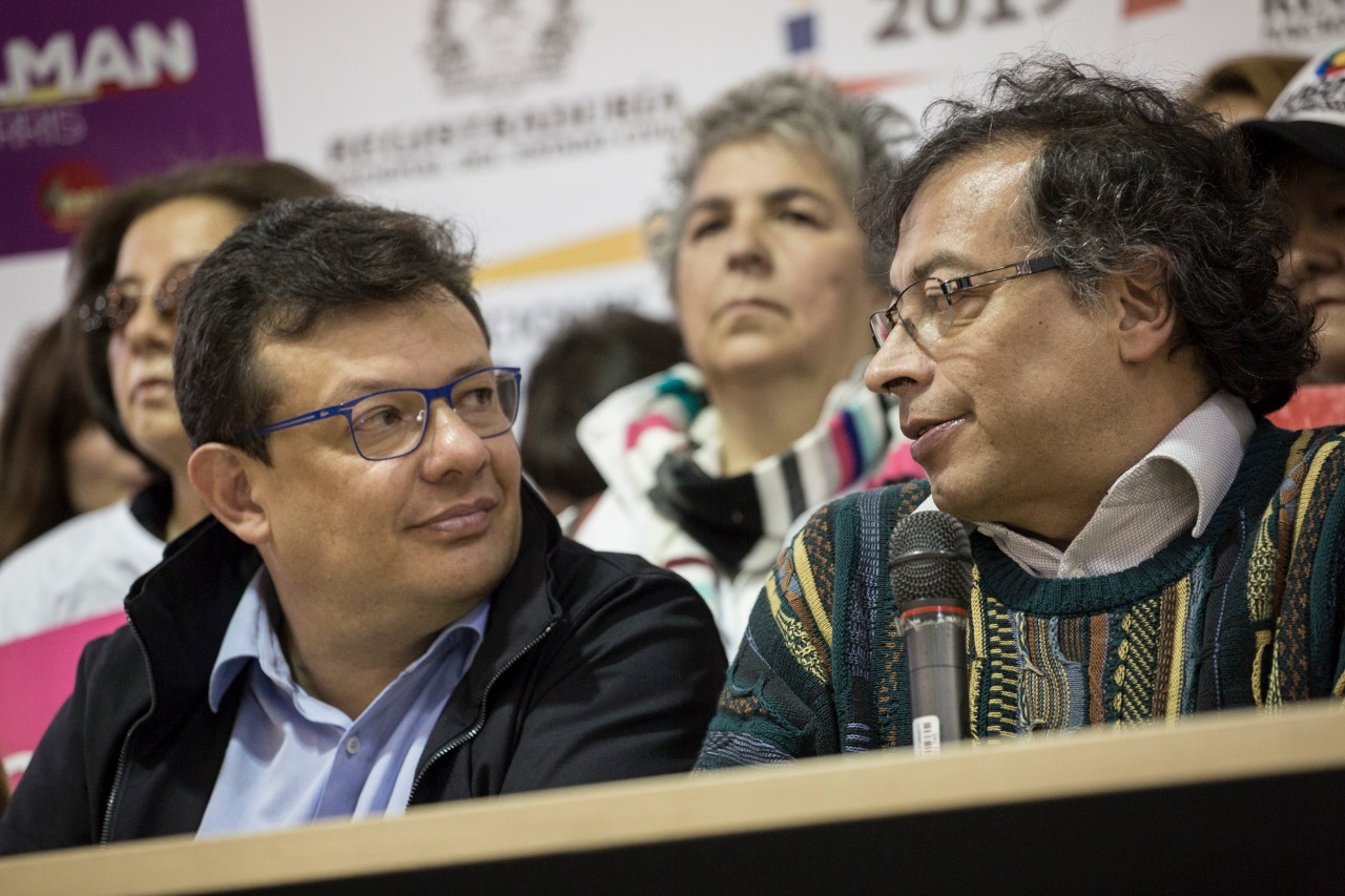 Hollman Morris con Gustavo Petro. Foto: Prensa de la campaña.