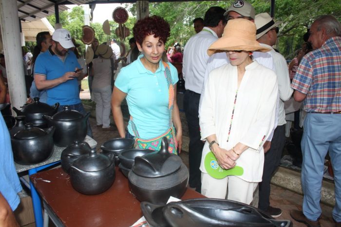 Juliana Márquez de Duque y Lorena Cañón en el Encuentro Cultural por la Recuperación Ancestral de la Chamba - Foto: Oficina de Prensa