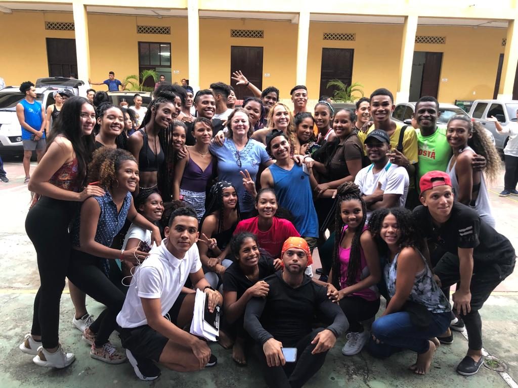 Raquel Sofía Amaya en el ensayo con los actores y bailarines de la inauguración de los Juegos Nacionales 2019 - Foto: archivo personal.