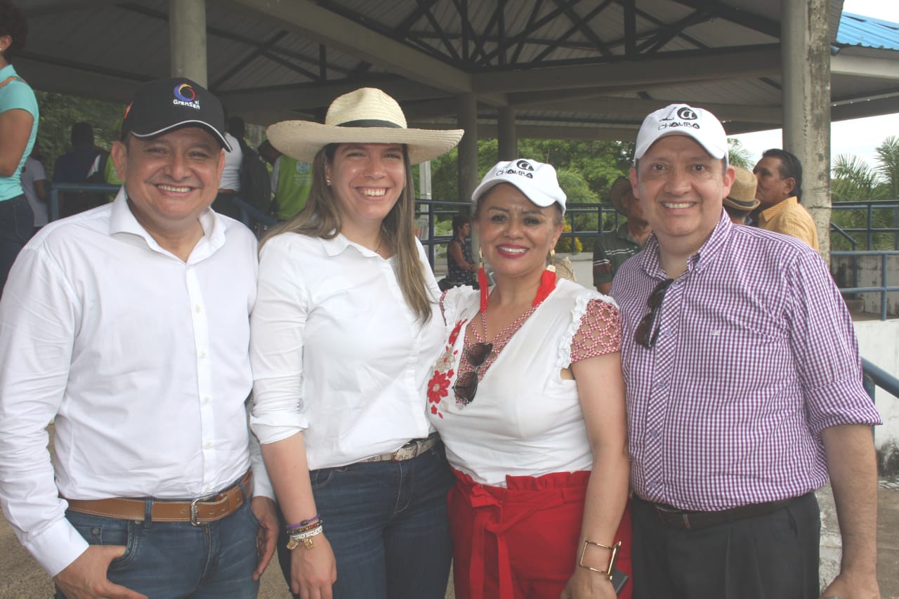 Yansen Estupiñan, Gerente El Gran San, Beatriz Crisman, empresaria, Janeth Gutiérrez, empresaria, y su esposo - Foto: Oficina de Prensa