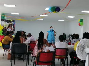 La Doctora Martha Yolanda Cárdenas J. impartiendo Talleres de Emprendimiento a mujeres chocoanas - Foto Prensa Fundación