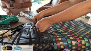 Trabajadoras sexuales aprendiendo a tejer en la Fundación Camino de Vida - foto Fundación