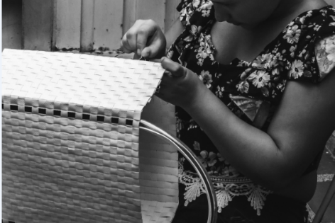 Trabajadoras sexuales aprendiendo a tejer en la Fundación Camino de Vida - foto Fundación