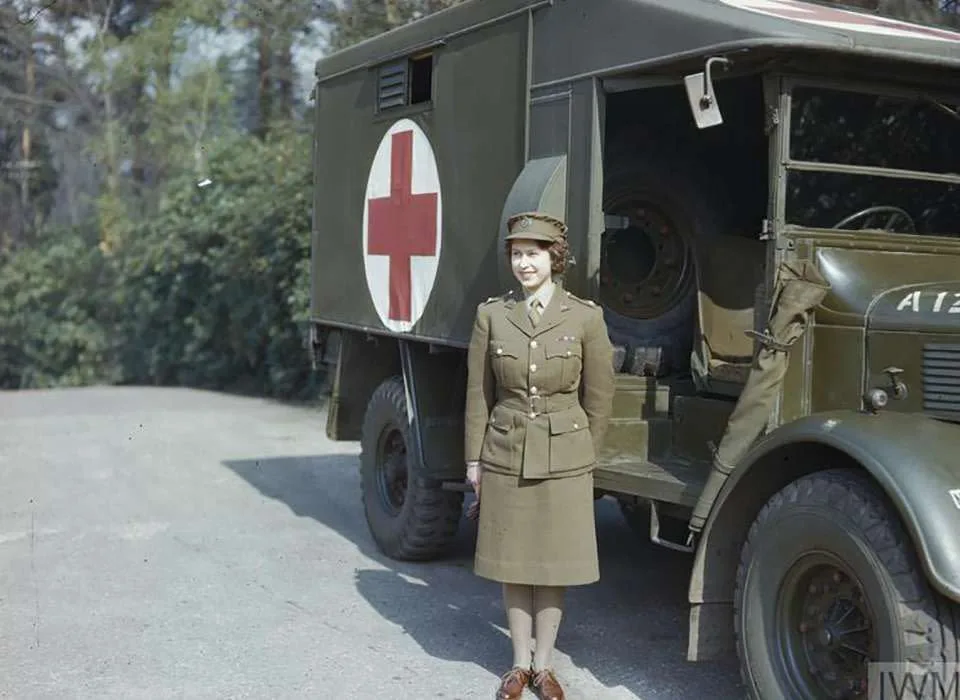 La Princesa Isabel II con su uniforme de la ATS en 1945 - Foto: Imperial War Museum collection