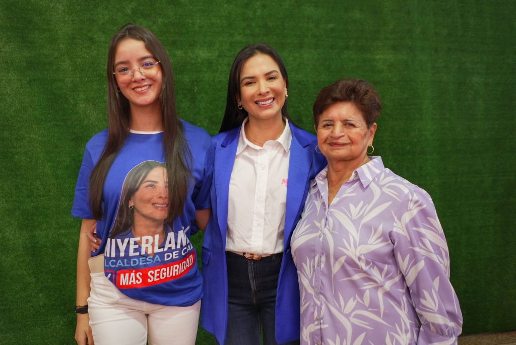 Miyerlandi con su familia - Foto Prensa Campaña