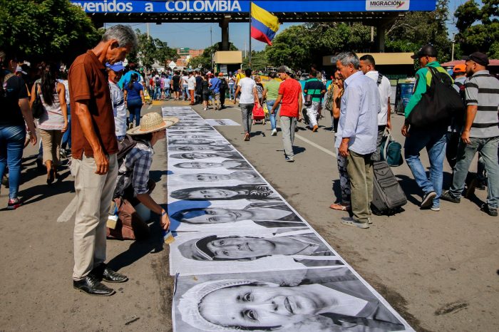 Venezuelan migrants and others just crossing for the day into Colombia. Imagen: AFP / Schneyder Mendoza.