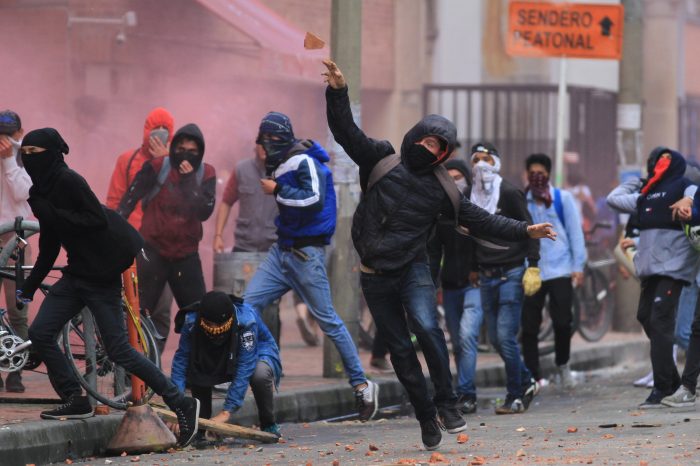 Disturbios en la Universidad distrital (26-09-2019). Se presentaron fuertes disturbios entre estudiantes encapuchados y el ESMAD de la policía. Algunos edificios del sector resultaron con vidrios rotos. Foto: CÉSAR MELGAREJO - EL TIEMPO