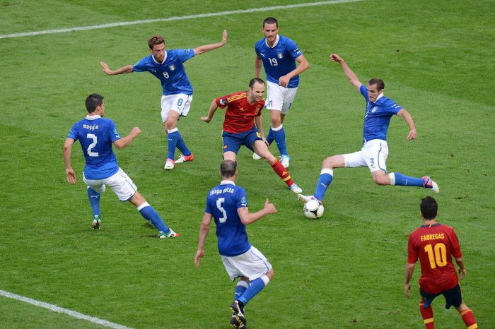 Foto: tomada de Iniesta rodeado, tributo a las clásicas imágenes de Andrés Iniesta rodeado de jugadores (http://iniestarodeado.com/es)