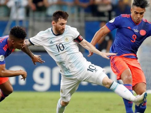 Foto: EFE (2019) – Barrios y Falcao pelean una pelota frente a Messi