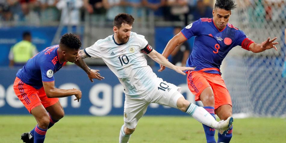 Foto: EFE (2019) – Barrios y Falcao pelean una pelota frente a Messi 