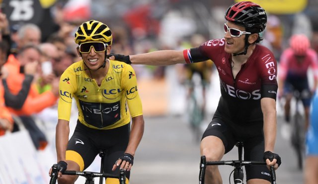 Foto: AFP (2019) – Egan Bernal celebra su triunfo en el Tour con Geraint Thomas