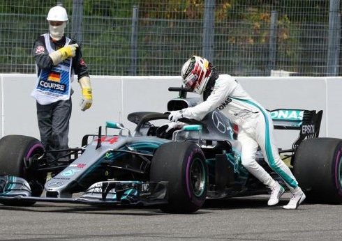 Lewis Hamilton empujando su Fórmula Uno en una fallida clasificación del sábado, previo al GP de Alemania.