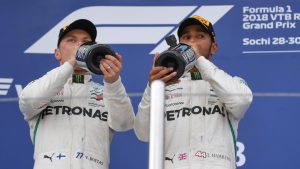 Valteri Bottas y Lewis Hamilton en su lángida celebración del domingo pasado. Foto: formula1.com