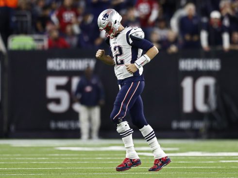 Houston (United States), 01/12/2019.- New England Patriots quarterback Tom Brady jogs off the field after being sacked by the Houston Texans in the first half of the NFL American Football game between New England Patriots and the Houston Texans at NRG Stadium in Houston, Texas, USA, 01 December 2019. (Disturbios, Estados Unidos) EFE/EPA/LARRY W. SMITH