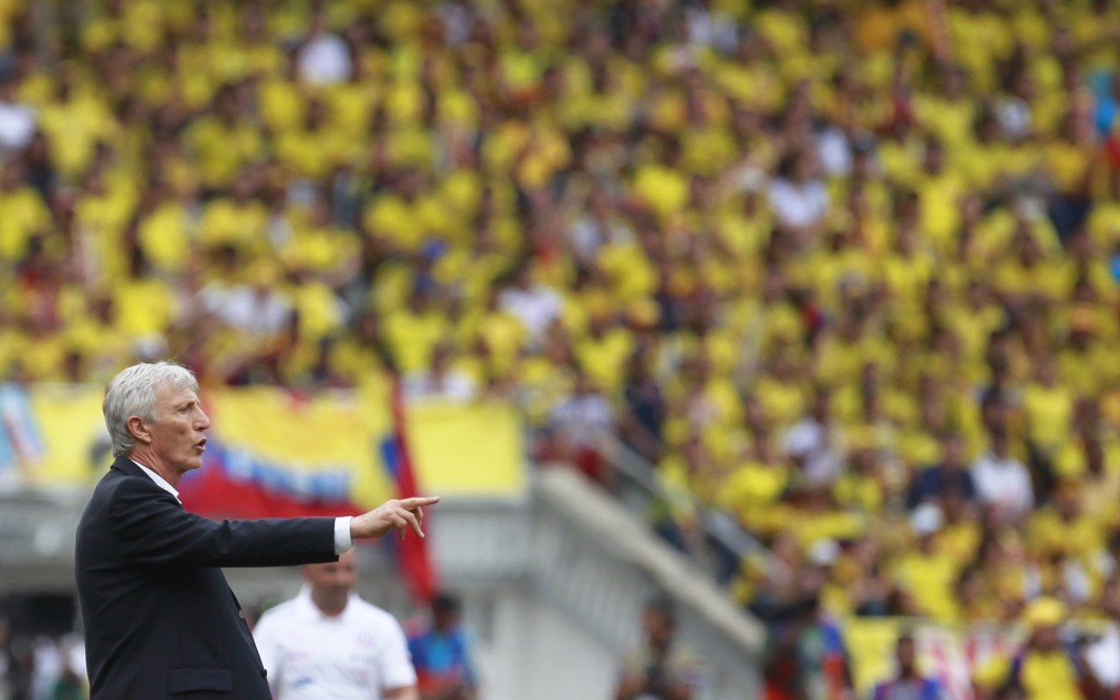 Colombia's coach Jose Pekerman reacts during their 2014 World Cup qualifying soccer match against Chile in Barranquilla, October 11, 2013.    REUTERS/John Vizcaino (COLOMBIA - Tags: SPORT SOCCER)