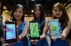 Promoters display the latest smart phones from ZTE, the KIS 3 (L),  Blade VEC 4G (C) and the ZTE Blade L2 (R) during their launch in Singapore on August 13, 2014. The Chinese telecoms giant is among a growing number of Asian brands that are challenging the dominance of Apple and Samsung with high-spec low-price phones.  AFP PHOTO/ROSLAN RAHMAN