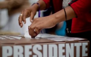 (120701) -- CHIMALHUACAN, julio 1, 2012 (Xinhua) -- Una mujer emite su voto en una casilla electoral, en el municipio de Chimalhuac¨¢n, en el Estado de M¨¦xico, M¨¦xico, el 1 de julio de 2012. Poco m¨¢s de 79,4 millones de electores en las 32 entidades del pa¨ªs, acuden el domingo a las urnas para elegir al pr¨®ximo presidente de M¨¦xico, para el sexenio 2012-2018, as¨ª como a 500 diputados y 128 senadores. (Xinhua/Pedro Mera) (pm) (mp) (ce)