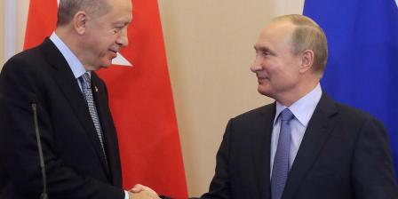 Recep Tayyip Erdogan (i.) presidente de Turquía y Vladimir Putin, presidente de Rusia, en una cumbre en Sochi (Rusia). Foto: Efe. Disponible en www.eltiempo.com (https://www.eltiempo.com/mundo/medio-oriente/rusia-y-turquia-patrullaran-noreste-de-siria-425756)