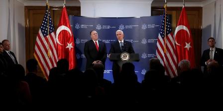 Mike Pence y Mike Pompeo en Ankara. Foto: Reuters. Disponible en www.eltiempo.com (https://www.eltiempo.com/mundo/medio-oriente/alto-el-fuego-de-turquia-en-siria-424088)