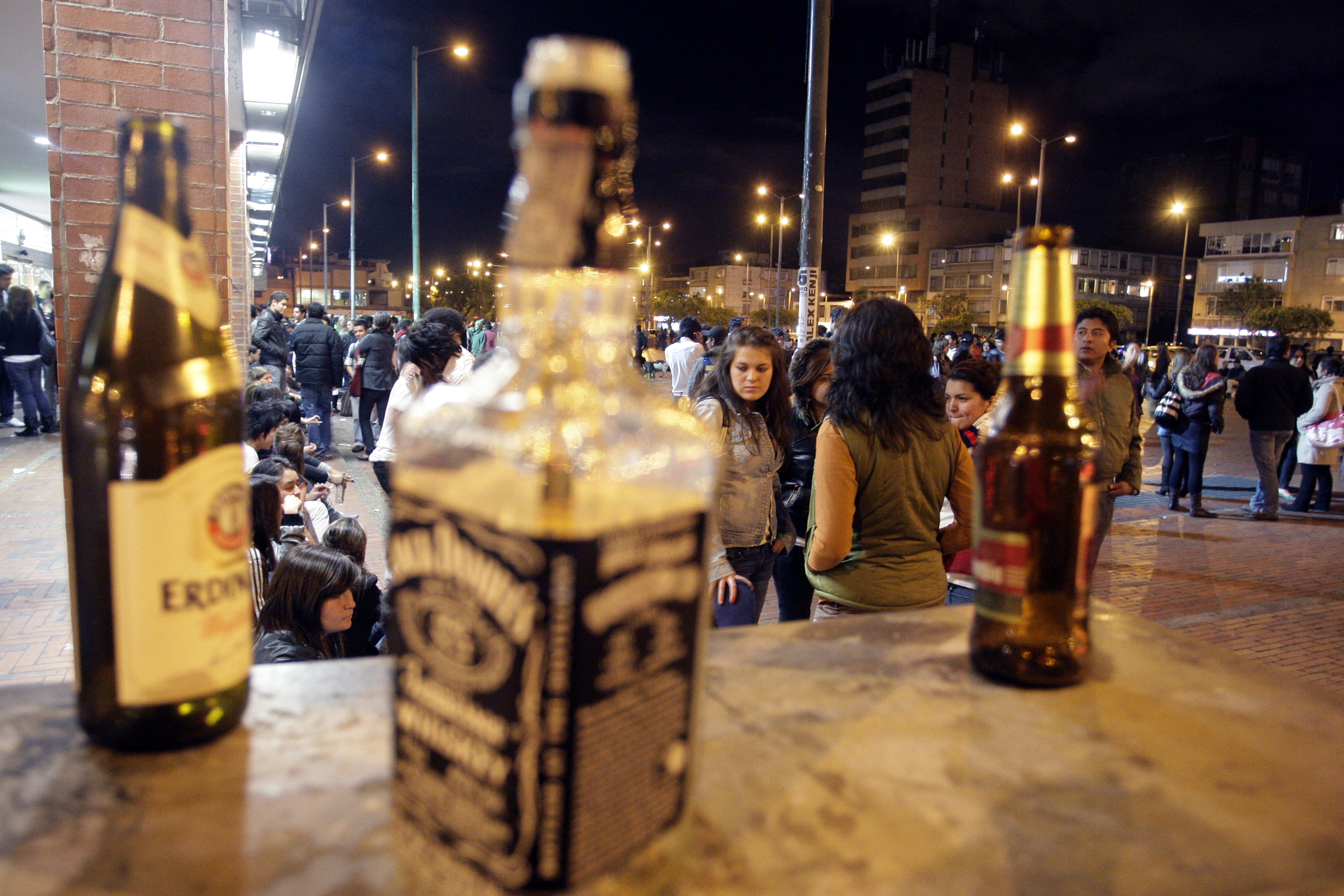 Consumo de alcohol el espacio público. Foto: Federico Ríos (06-08-2009). EL TIEMPO.