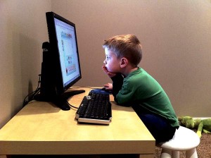 Los niños pasan mucho tiempo solos en Internet. Eso aumenta los riesgos...