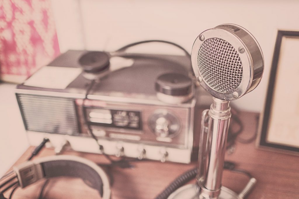 Enciende el micrófono para hacer tu podcast