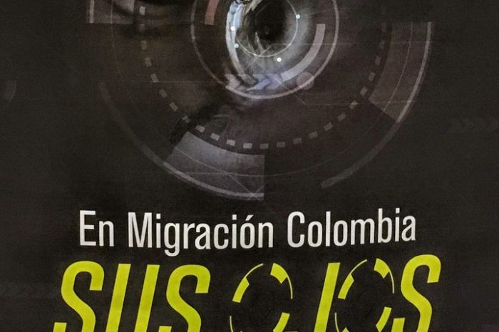 Foto de un cartel de Migración Colombia: Sus ojos hablan por usted