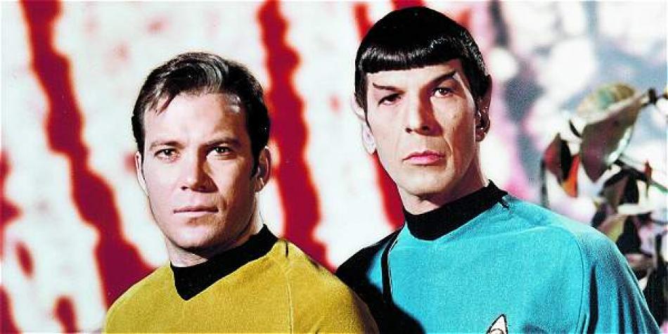William Shatner y Leonard Nimoy (Capitán Kirk y el Sr. Spock). Imagen tomada de EL TIEMPO.COM (Star Trek, medio siglo mirando al futuro/ https://www.eltiempo.com/lecturas-dominicales/star-trek-cumple-50-anos-yoss-analisis-sobre-la-serie-52202)