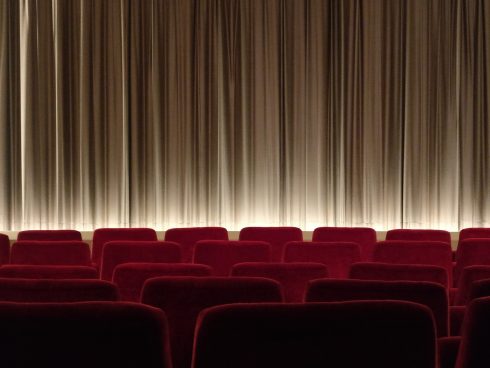 Imagen 2. Butacas de sala de cine. Tomada Pixabay