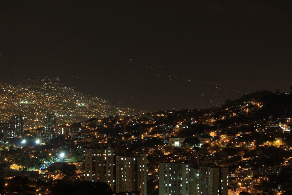 Imagen 3. Ciudad nocturna, tomada Pixabay.