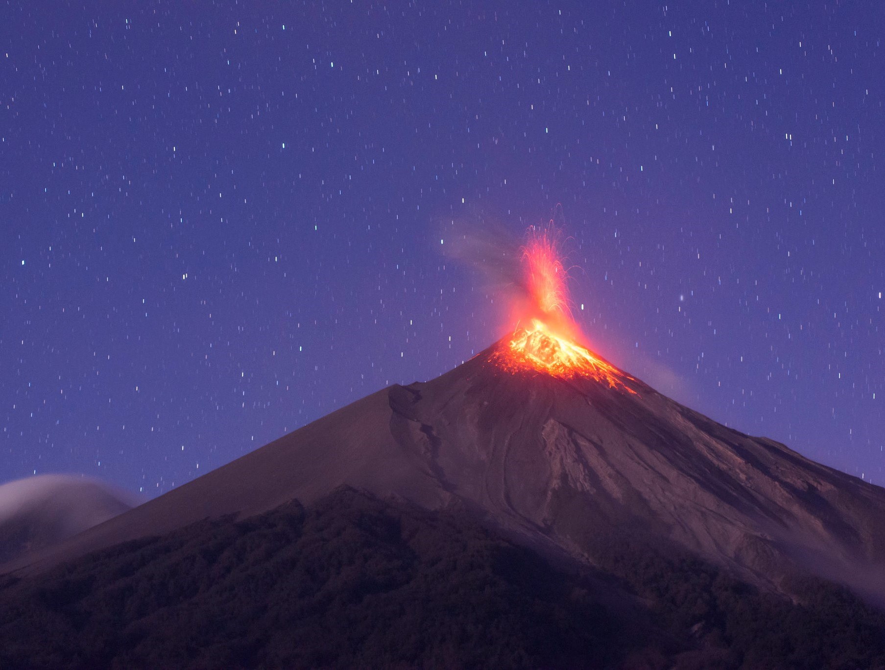 Imagen 2. Volcán en erupción. Tomado de Mauricio Leonel Elgueta en Flickr.