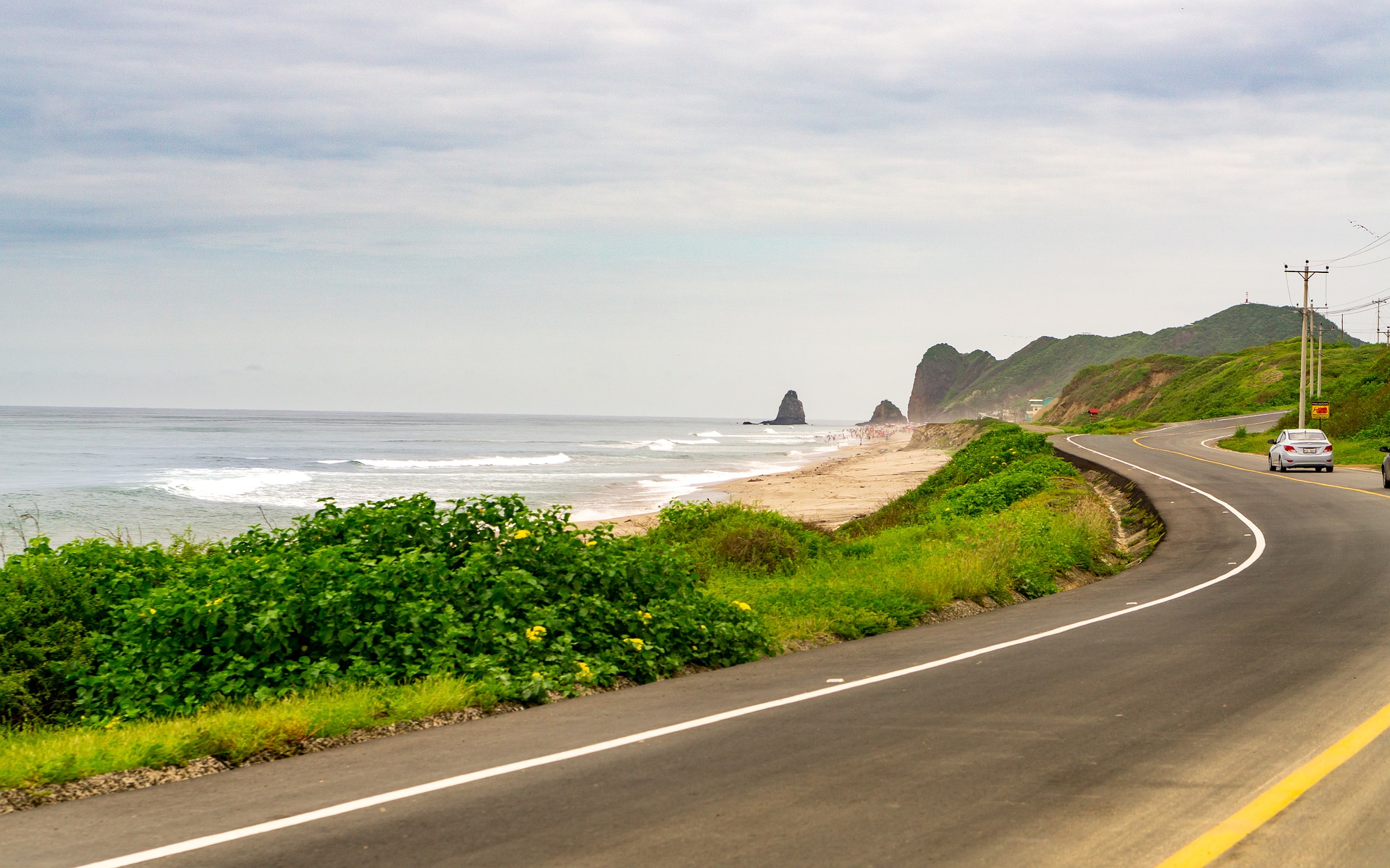 Imagen 3. El mar, la playa y la carretera. Tomada de Gabriel Vera en Pixabay