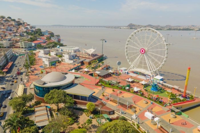 Imagen 1. Barrio las Peñas, sección norte del Malecón 2000 y el río Guayas. Guayaquil, Ecuador. Tomada de Medina en Unsplash