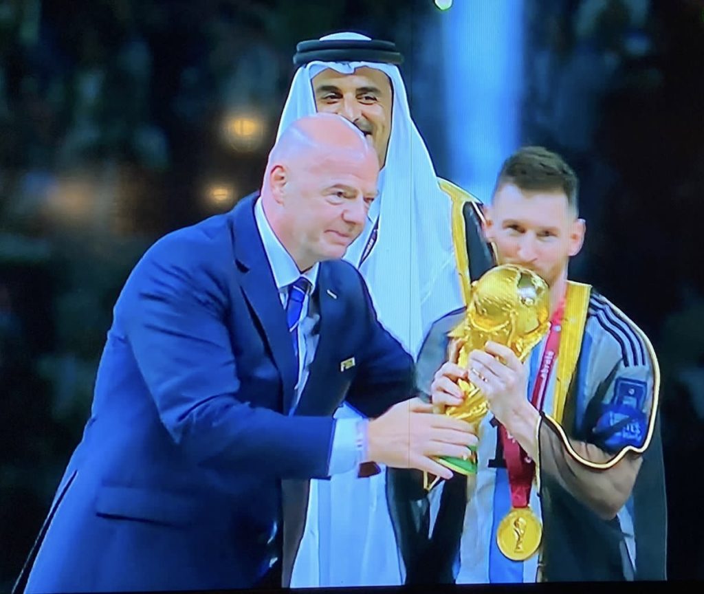 Messi recibiendo la copa Mundo