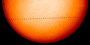 Imagen de la secuencia del tránsito de Mercurio del 8 de noviembre de 2006. También se observan manchas solares. Imagen: NASA.