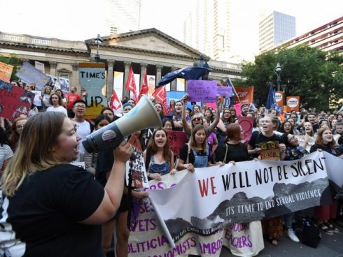 Foto: Joe Castro/ EFE. Mujeres participaron en una manifestación para conmemorar el Día Internacional de la Mujer en Melbourne, Australia (2018).