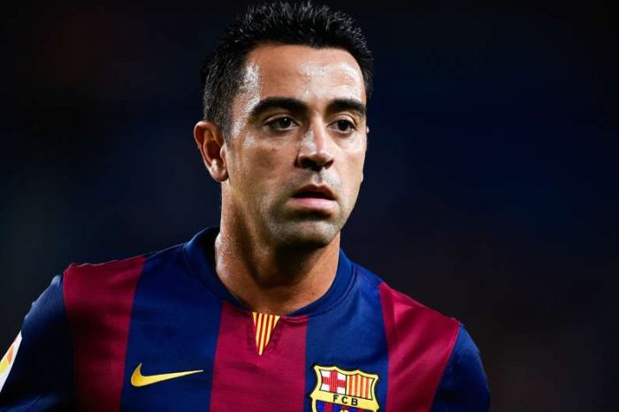 Xavi Hernández juega un partido con el Barcelona. - Foto: Getty Images.