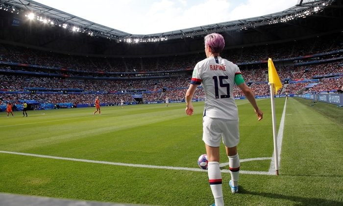 Rapinoe hace un saque de esquina frente a un estadio lleno en el Mundial. Foto: Reuters