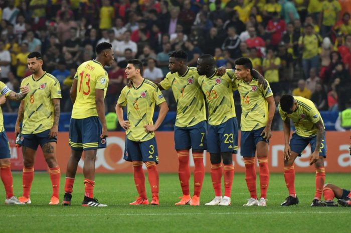 Jugadores de Colombia durante la tanda de penales ante Chile. - Foto: Getty