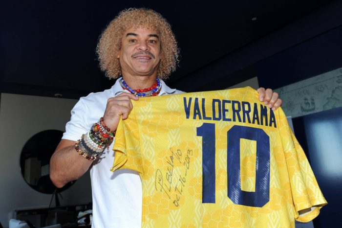 El Pibe muestra su camiseta con el '10'. Foto: Getty Images