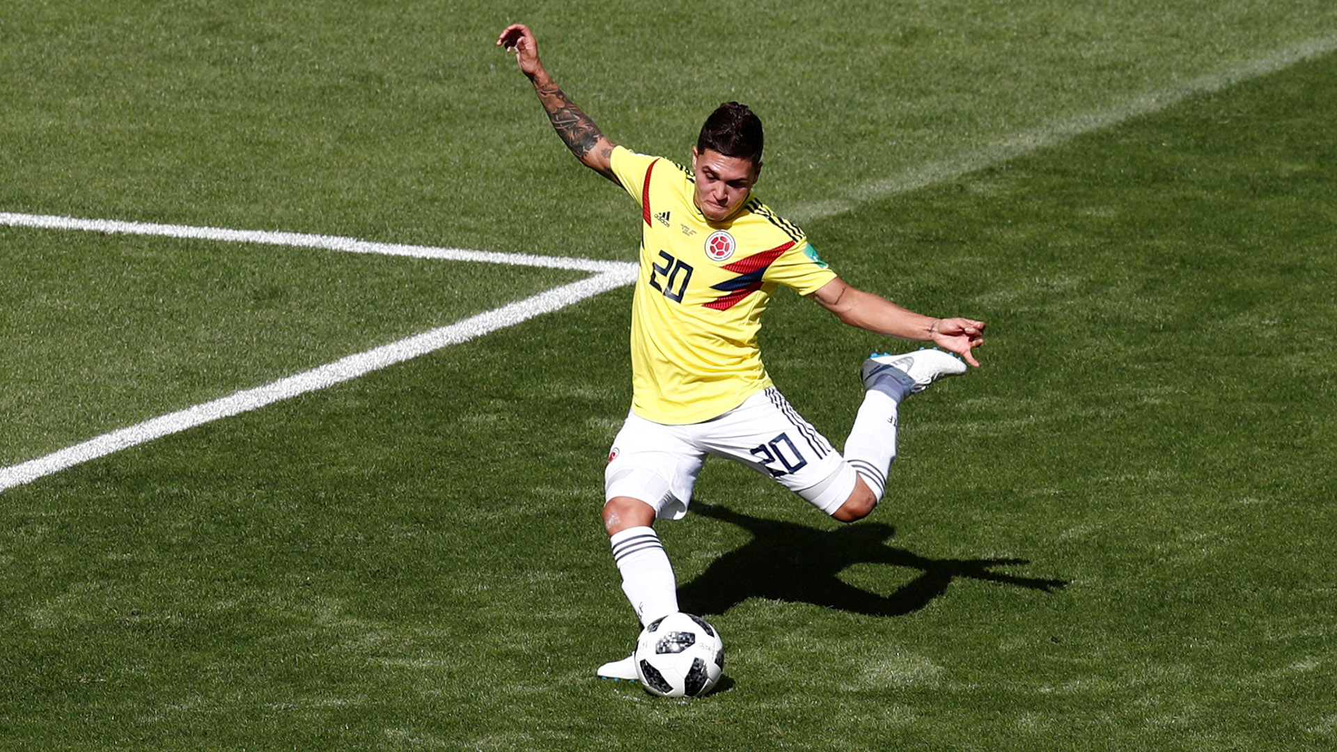 Juan Fernando Quintero lanza el tiro libre que acaba en gol en Rusia 2018. Foto: Reuters - Damir Sagolj.