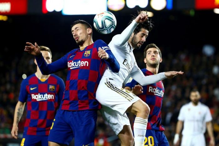 Lenglet e Isco disputan un balón. Foto: EFE