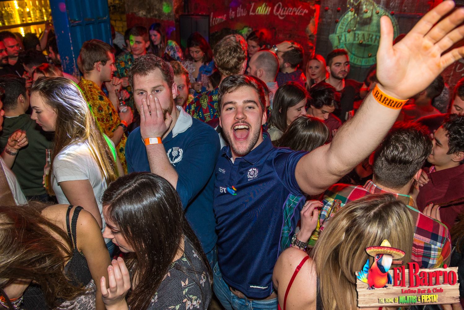 Los fanáticos del rugby escocéses celebran una victoria reciente en "La Casa de Mojitos & Fiesta"