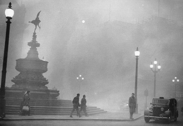 "The great smog", la nube tóxica de contaminació que cubrió a Londres en 1952. Foto: Central Press/ Getty Images. Publicada en The Guardian (Tomada de: https://www.theguardian.com/commentisfree/2017/dec/05/smog-day-warning-18000-die-london-great-smog-1952-air-pollution)