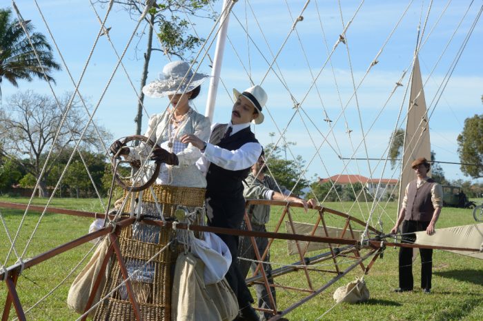 Fotograma de 'Santos Dumont', miniserie de HBO. Imagen tomada de: HBO Latin America Press (https://www.hbolapress.com/programming/search/280#assets)