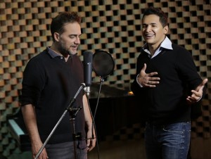 Vicentico y Jorge Celedón, durante la grabación de uno de los duetos de Sin fronteras 1. Archivo particular.