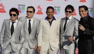 Dubán Bayona (izquierda), en la alfombra del Grammy Latino 2010, cuando hacía parte del Binomio de Oro. Foto: AFP.