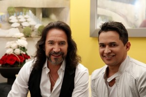 Marco Antonio Solis y Jorge Celedón interpretaron 'Y ahora te vas' en 'Sin fronteras 1'.  Archivo particular. 
