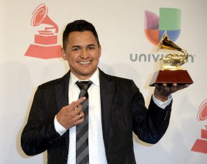 Jorge Celedón, al recibir el Grammy Latino de vallenato/cumbia 2014. Efe.